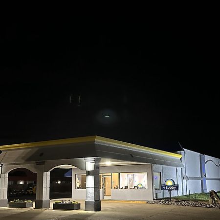 Days Inn By Wyndham Salina South Bagian luar foto
