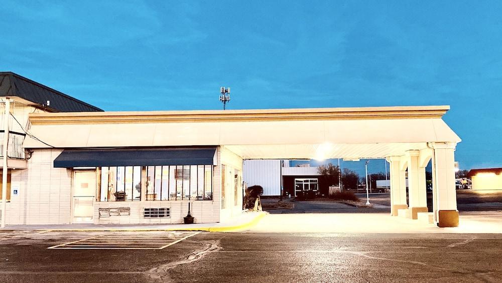 Days Inn By Wyndham Salina South Bagian luar foto