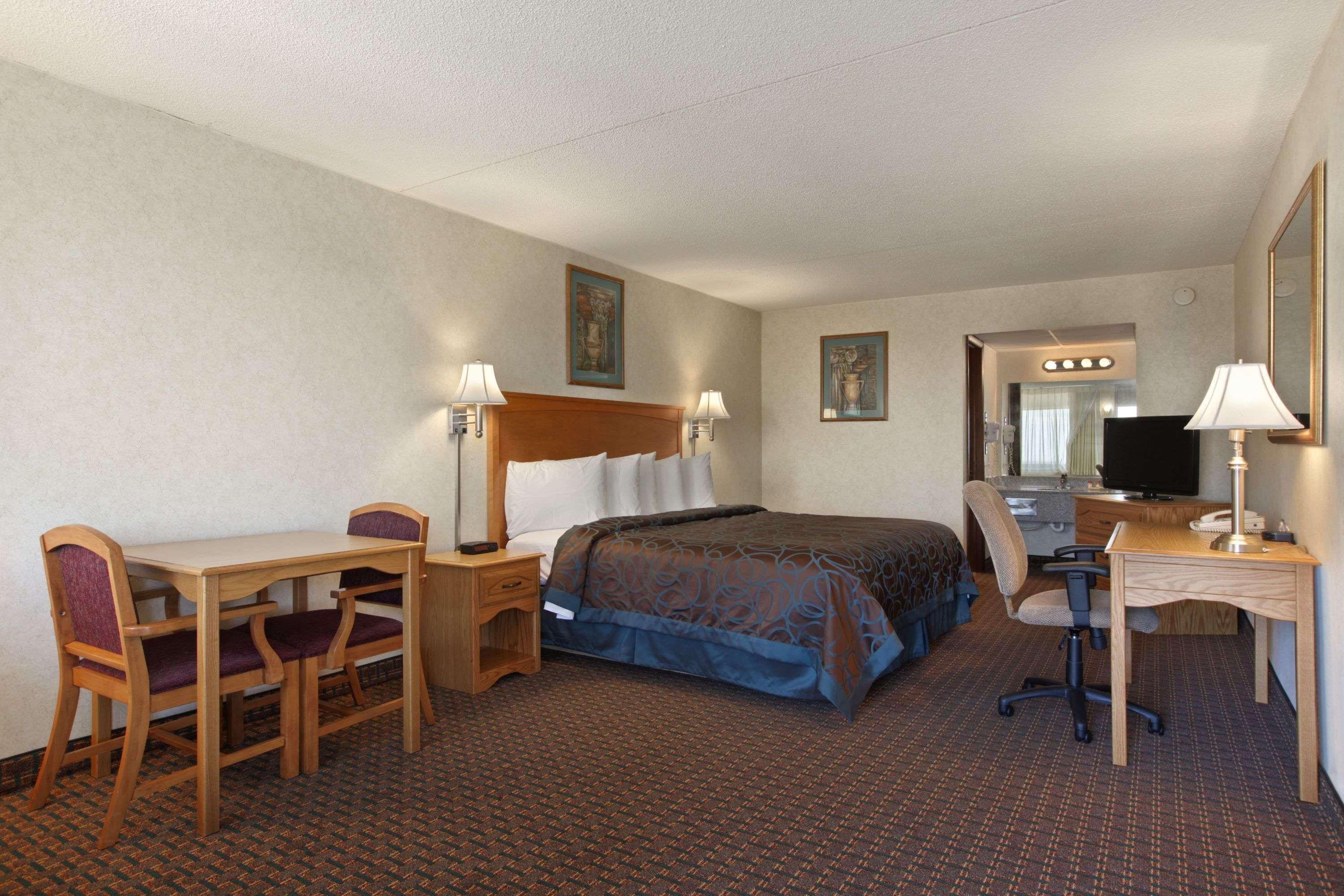 Days Inn By Wyndham Salina South Bagian luar foto