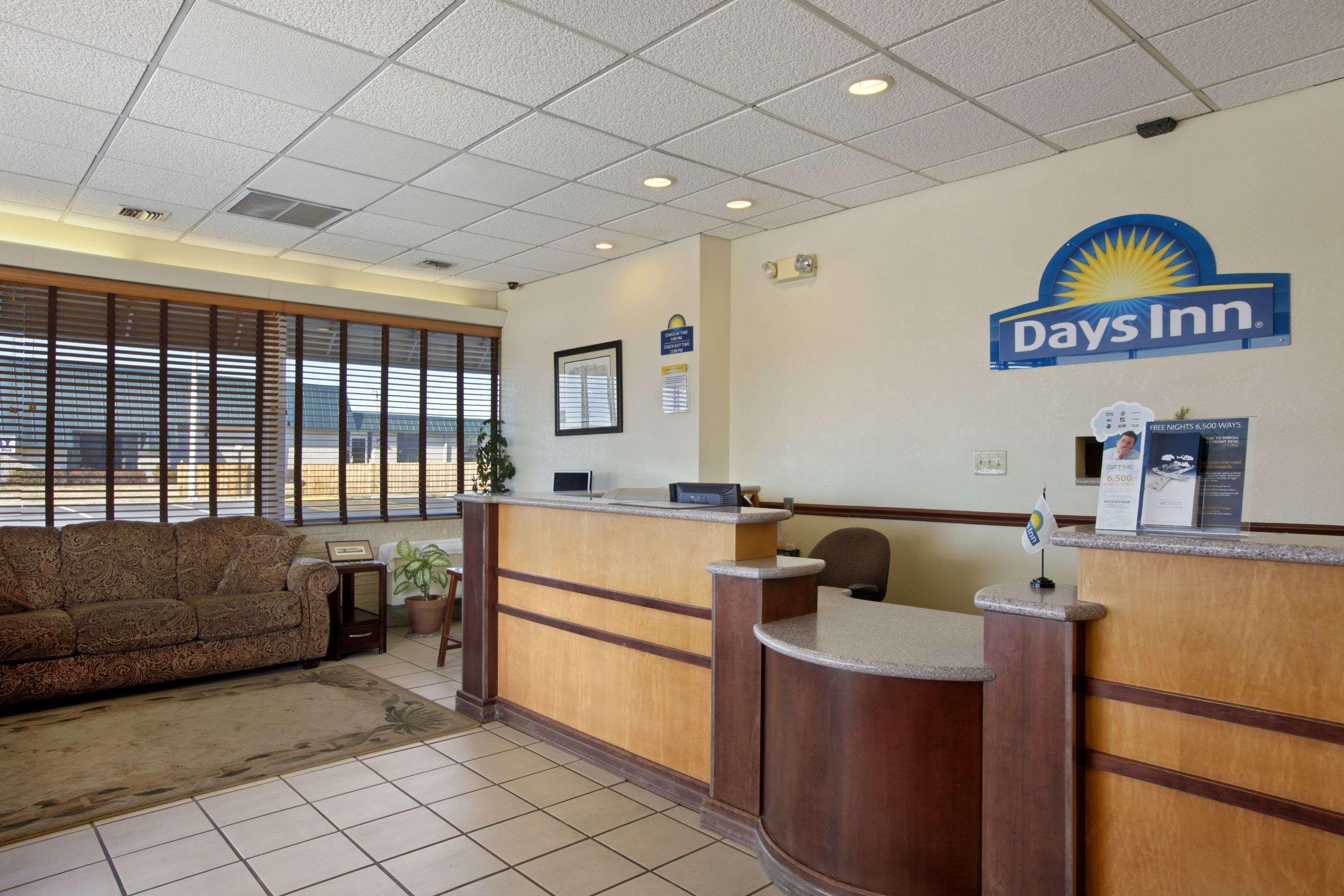 Days Inn By Wyndham Salina South Bagian luar foto