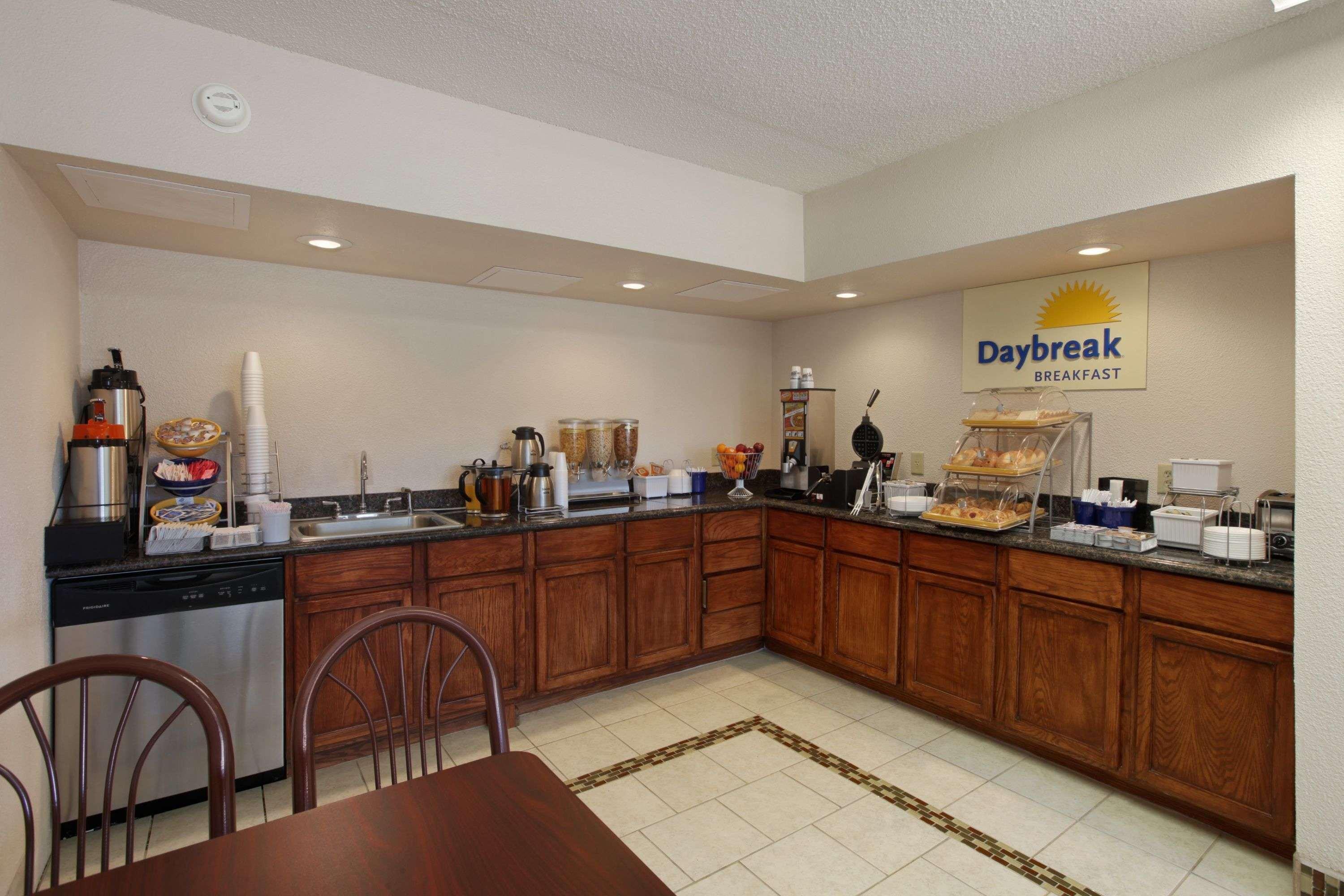 Days Inn By Wyndham Salina South Bagian luar foto