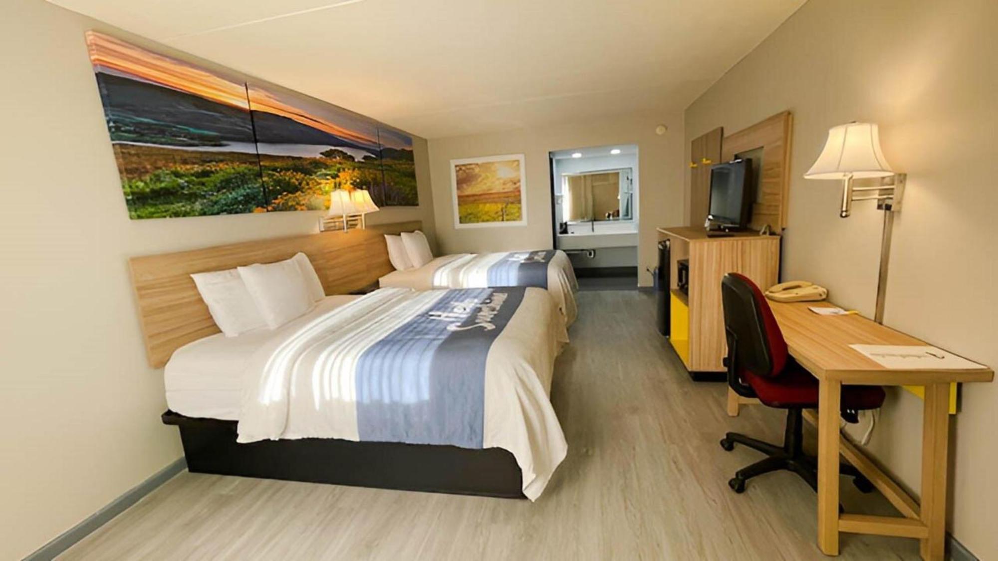 Days Inn By Wyndham Salina South Bagian luar foto