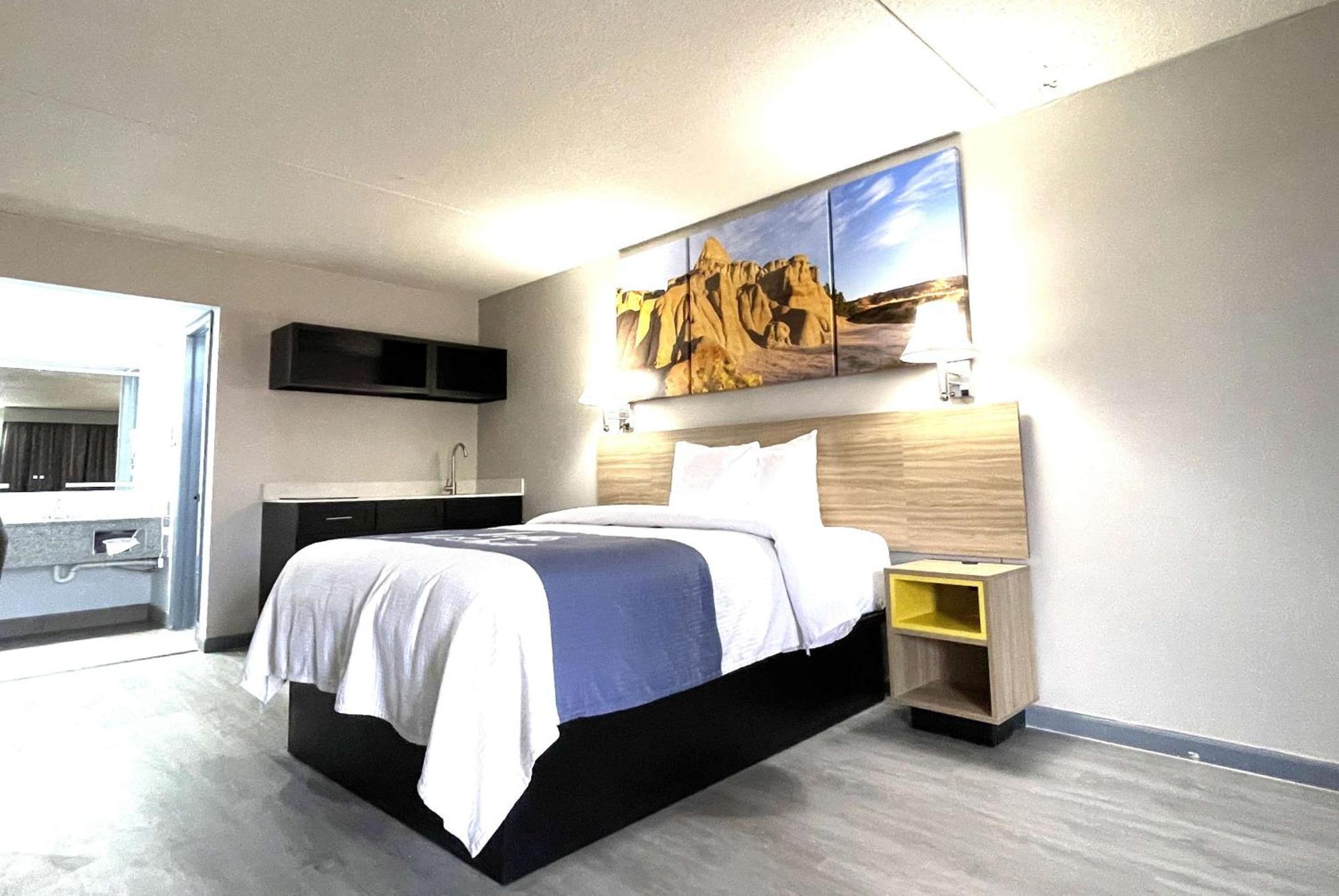 Days Inn By Wyndham Salina South Bagian luar foto