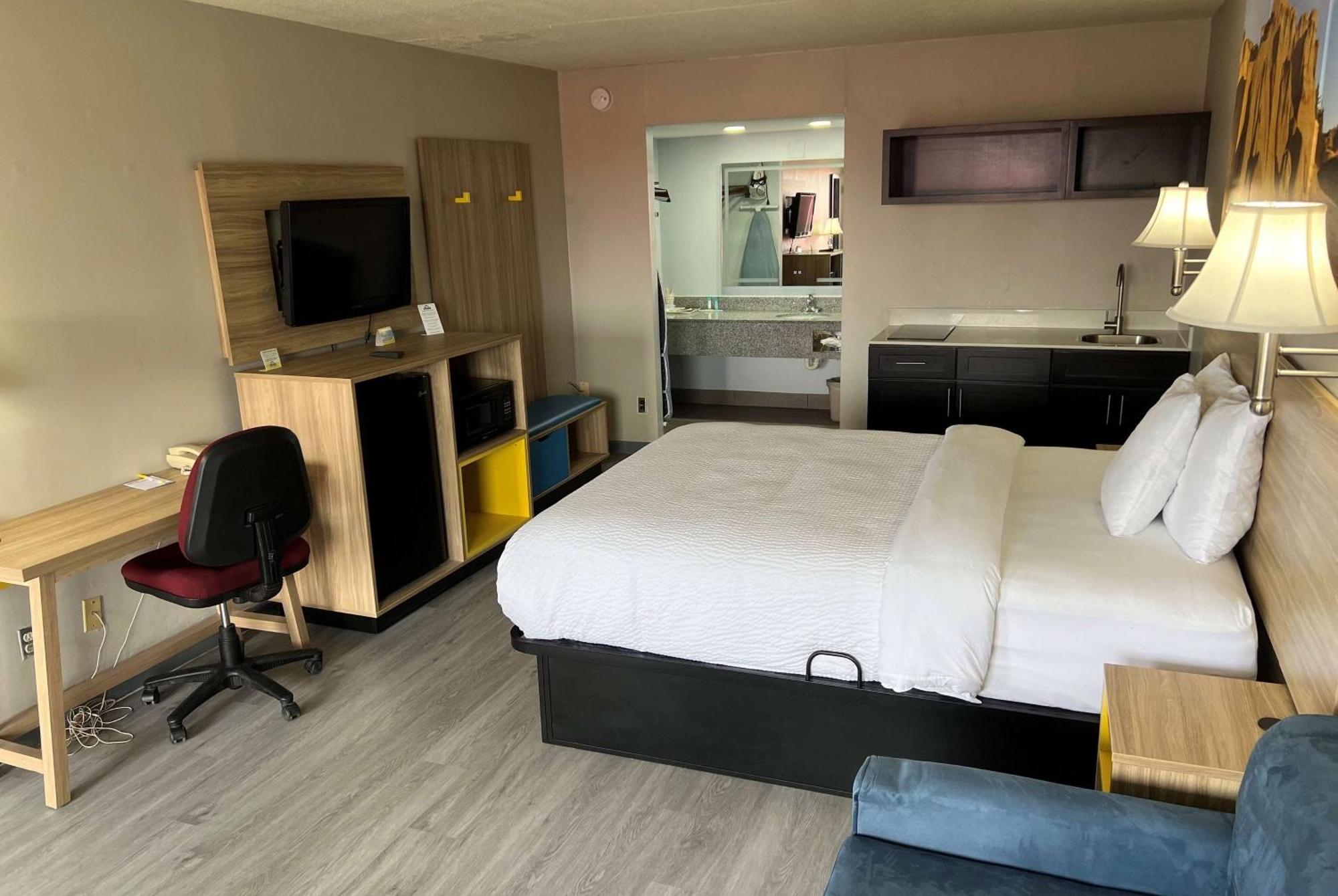 Days Inn By Wyndham Salina South Bagian luar foto