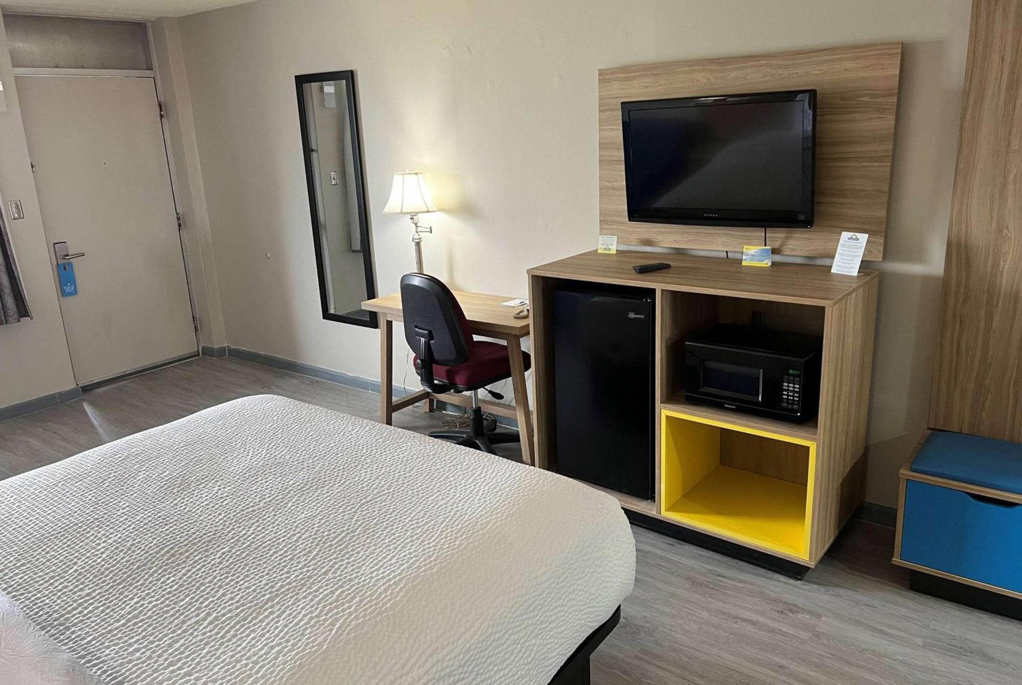 Days Inn By Wyndham Salina South Bagian luar foto