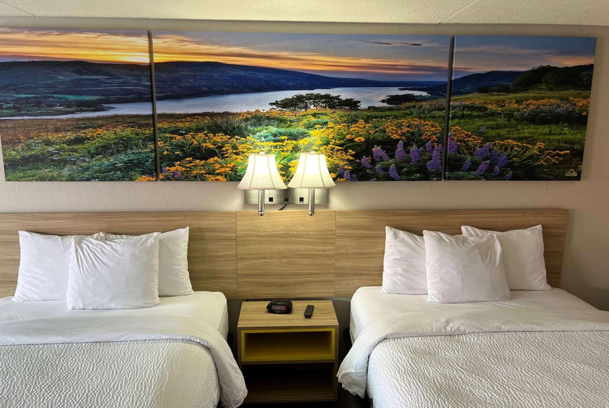 Days Inn By Wyndham Salina South Bagian luar foto