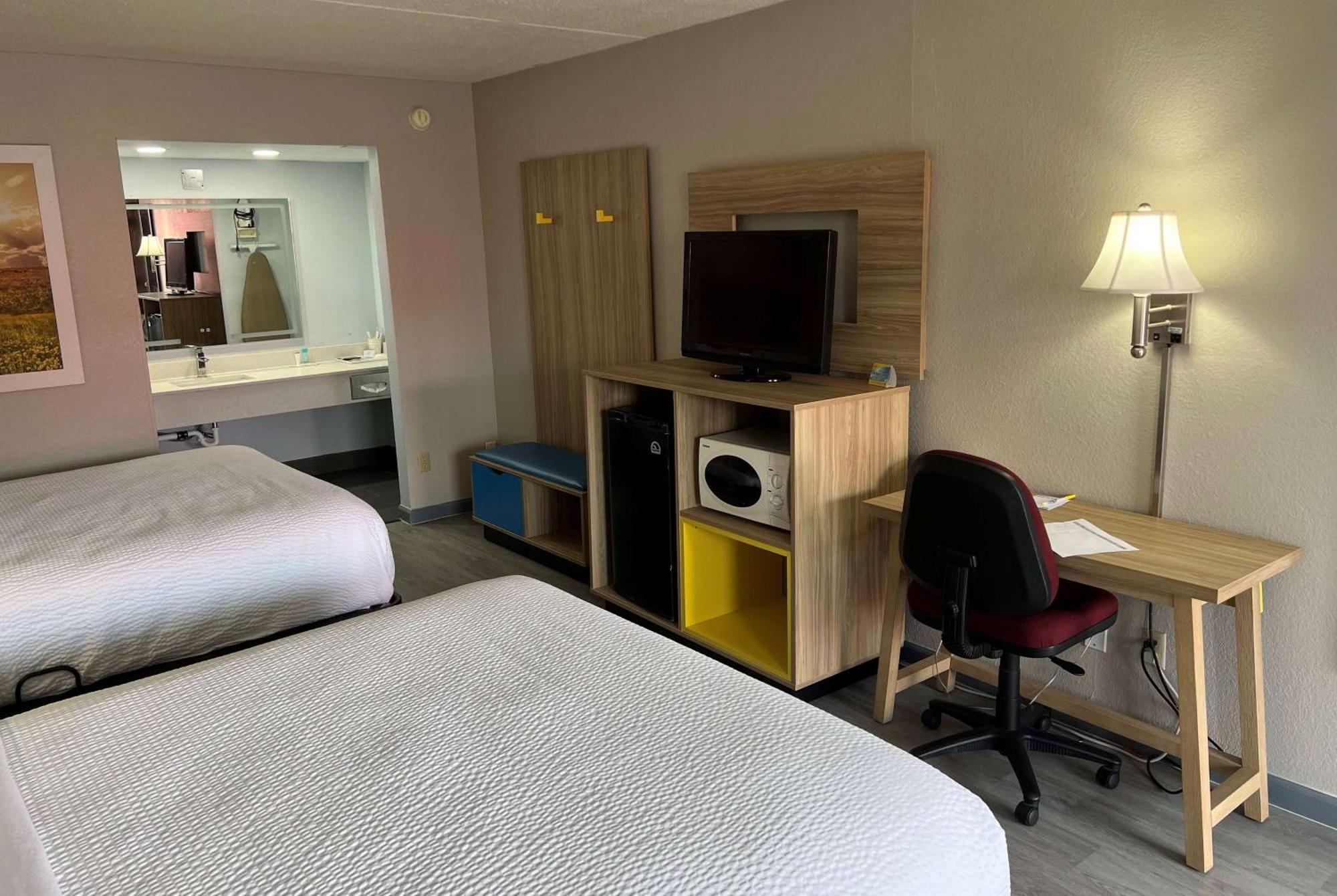 Days Inn By Wyndham Salina South Bagian luar foto