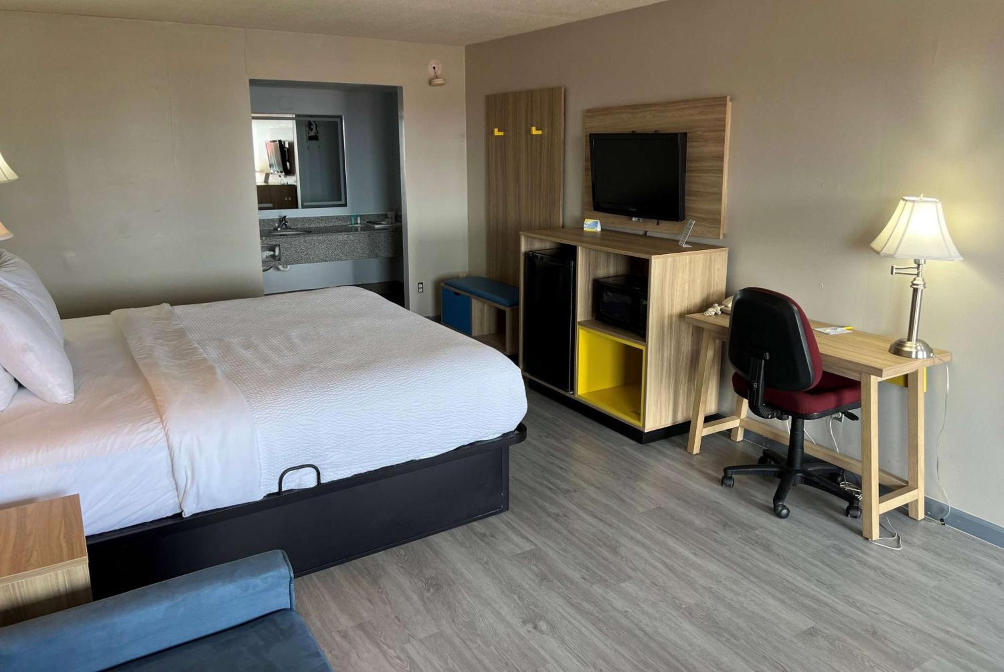 Days Inn By Wyndham Salina South Bagian luar foto
