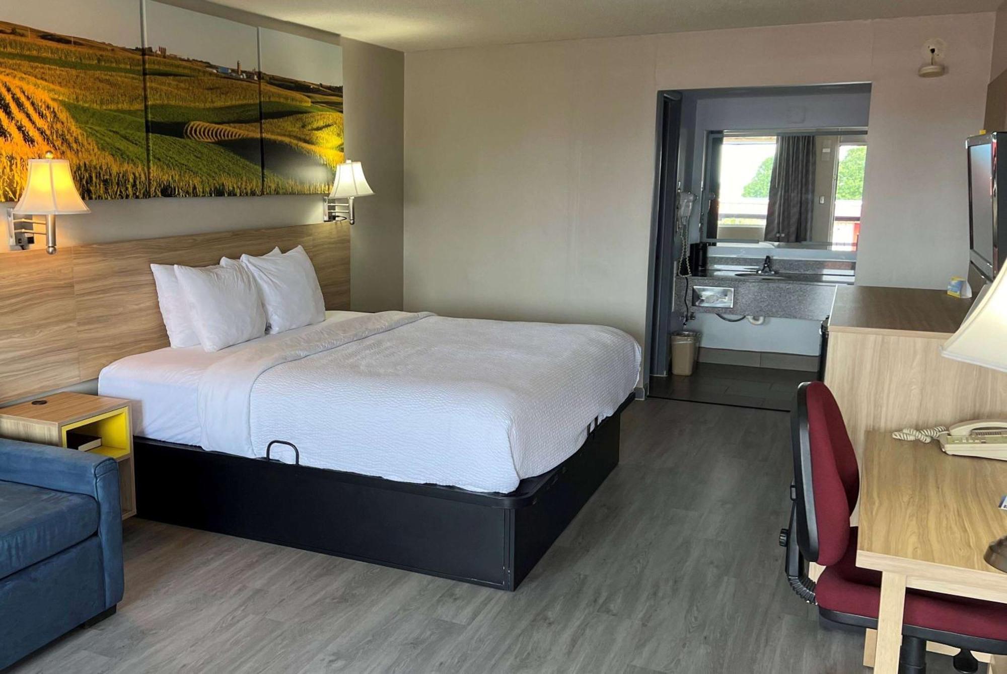 Days Inn By Wyndham Salina South Bagian luar foto