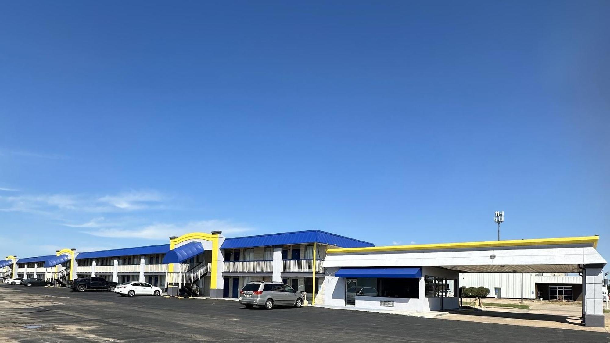 Days Inn By Wyndham Salina South Bagian luar foto