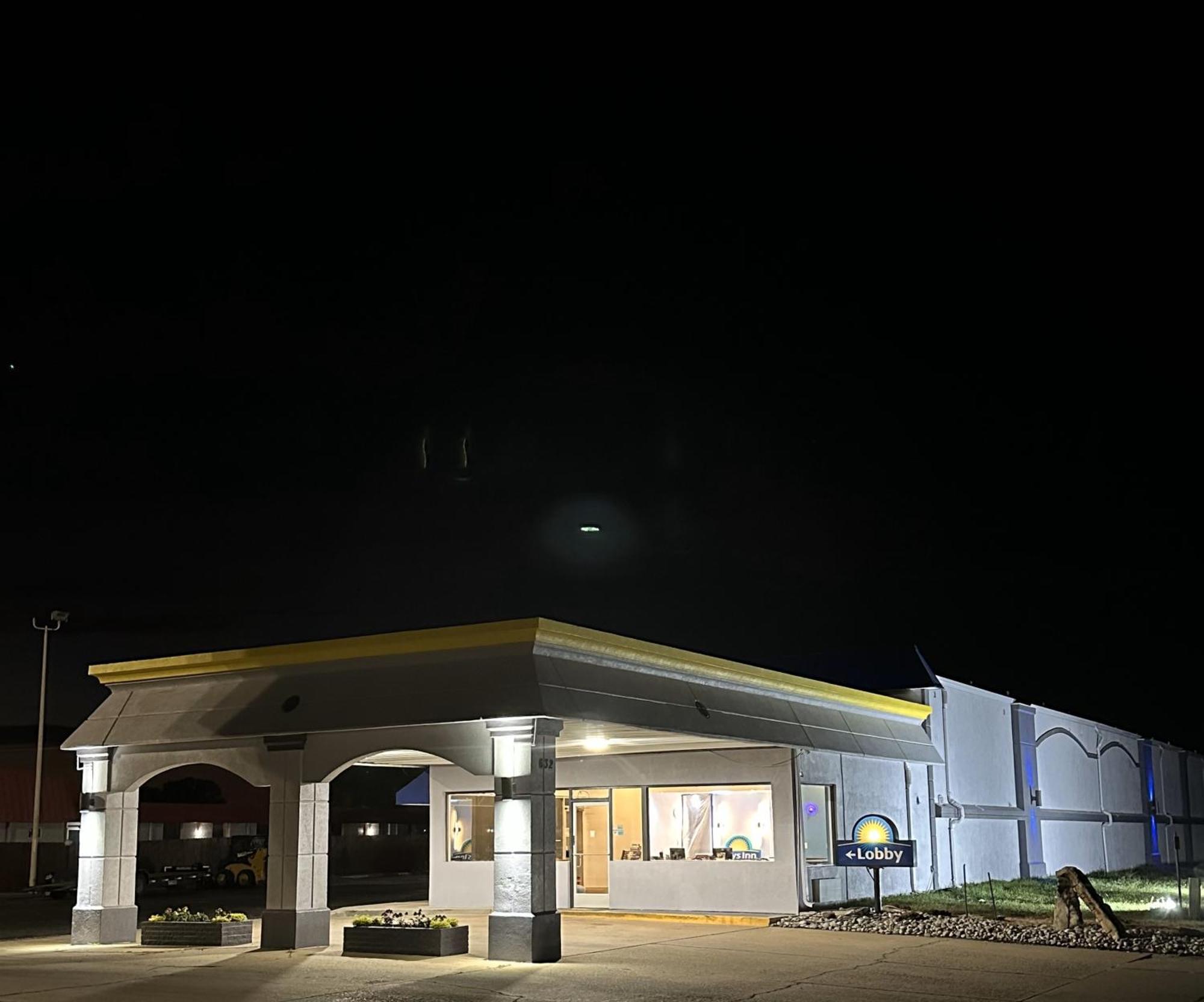 Days Inn By Wyndham Salina South Bagian luar foto