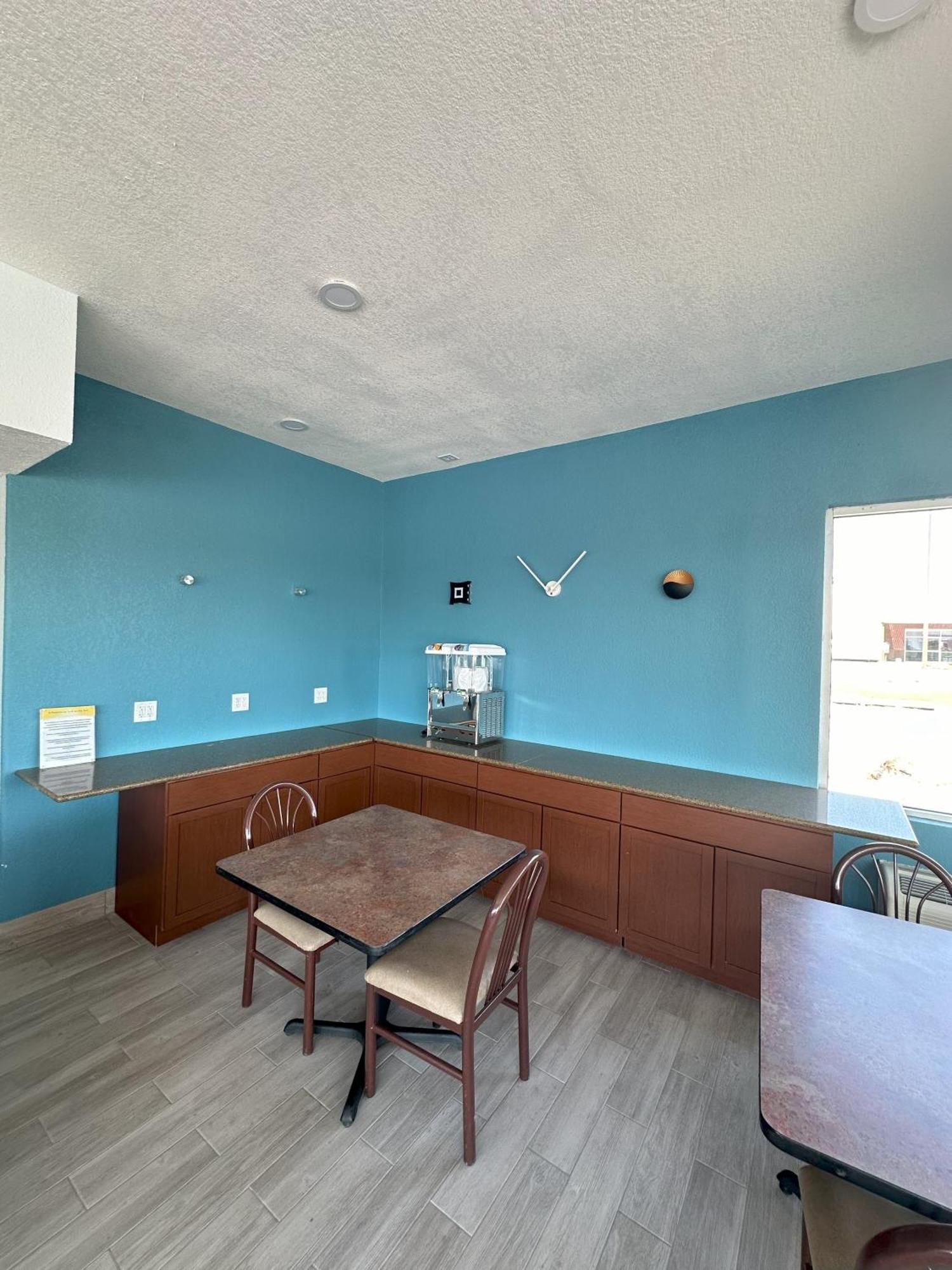 Days Inn By Wyndham Salina South Bagian luar foto
